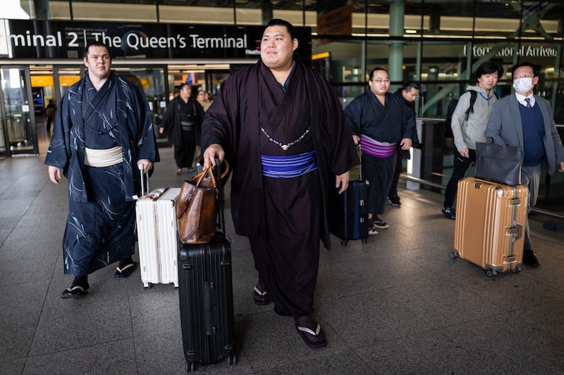 突然降臨した日本の力士に英国衝撃！ まげ、着物姿でスーツケース引く姿に視線集中「座席は…」