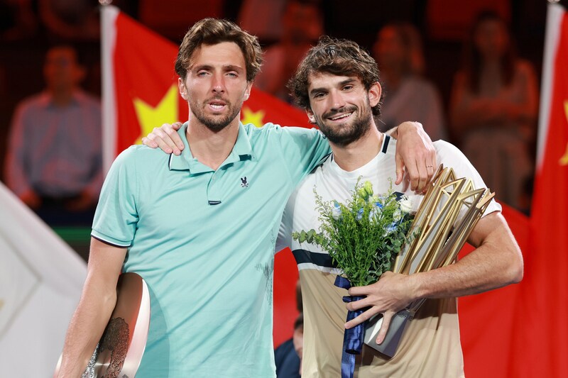 世界204位のバチェロットが上海マスターズで衝撃のツアー初優勝！ 従兄弟対決を制し「信じられないストーリー」＜SMASH＞