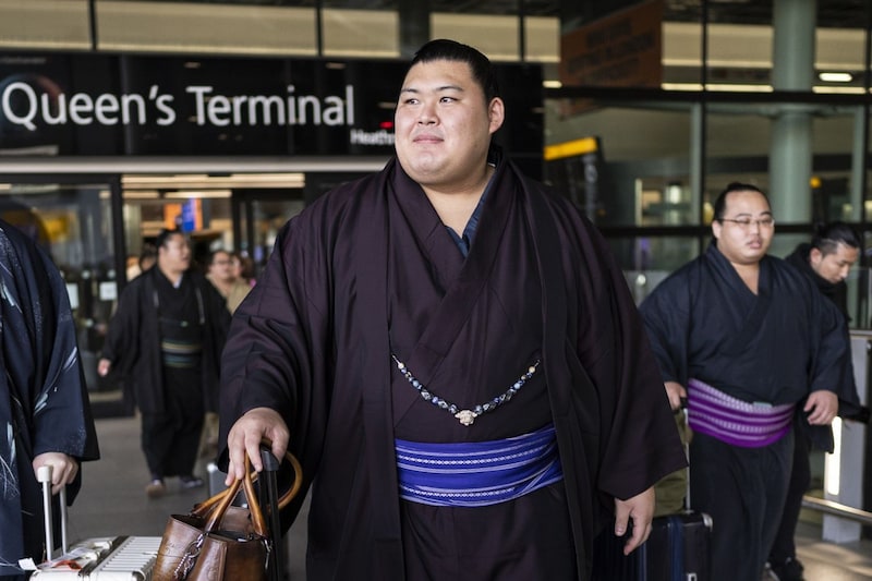「ロンドンの街に着物が素敵！」イギリス満喫の横綱・大の里が話題 相撲協会が大公開「二階建てバスが小さく見えますね～」