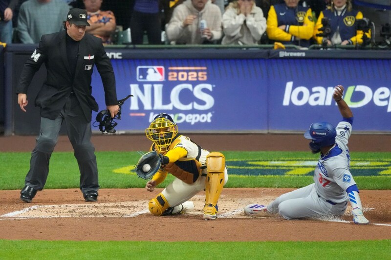 審判団も困惑！ 前代未聞のセンターゴロ併殺打に球場騒然… ドジャース、マンシーが中越え大飛球も、１死満塁の絶好機を逃す