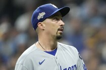 「ポストシーズンで初めて…」８回まで毎回３人で仕留める圧巻の24人斬り、スネルの歴史的快投に米記者ら脱帽「まさに支配的」「３試合で防御率0.86。圧倒的な投球ぶりだ」