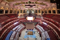 「噂に違わぬ素敵なホール」34年ぶりの“ロンドン場所”はレンガ造りの演劇場で開催！ 土俵築にネット反響「神々しい」「俵の中身、初めて見た！」