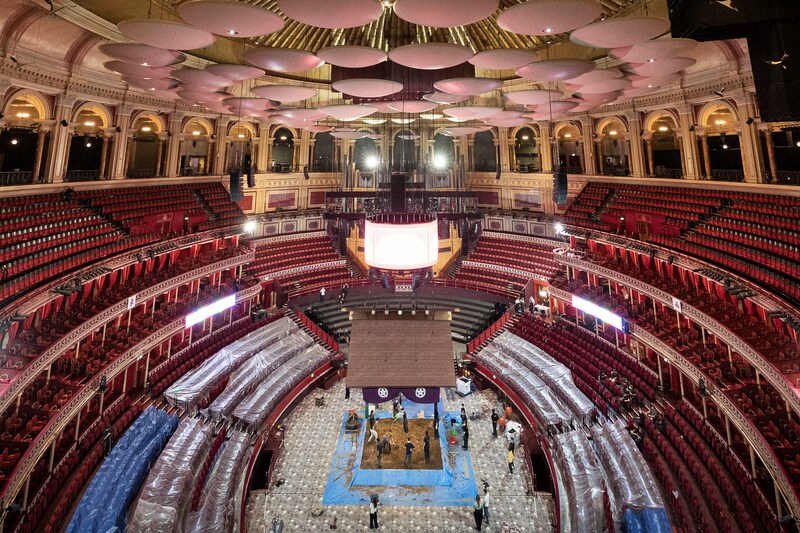 「噂に違わぬ素敵なホール」34年ぶりの“ロンドン場所”はレンガ造りの演劇場で開催! 土俵築にネット反響「神々しい」「俵の中身、初めて見た!」