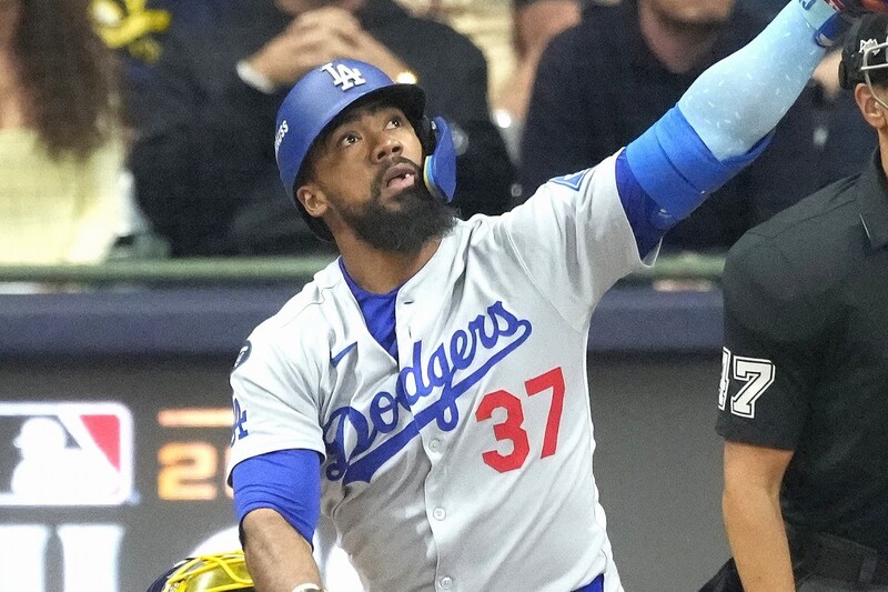 「ワールド級の“ミステイク・キラー”だ」T・ヘルナンデス、前日走塁ミス→同点ホームランに現地記者歓喜　PS第４号は球団史上３位タイ