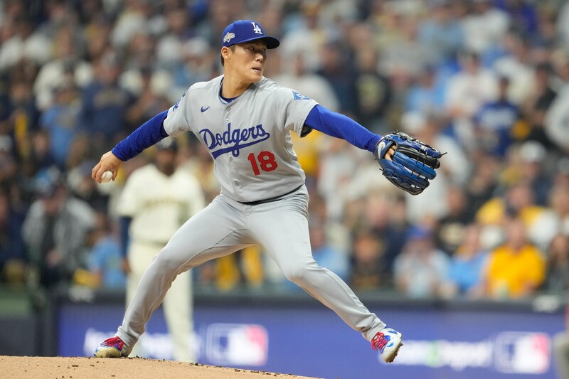 山本由伸が“メジャー初完投”PS２勝目!! ブルワーズ打線を３安打７K１失点、５回以降ノーヒットに封じる111球の熱投！ 敵地２連勝のドジャースはWS進出まであと２