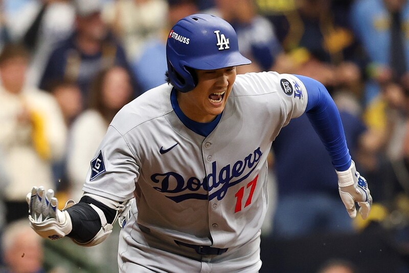 「ヘイ！ オオタニがやったぞ！」大谷翔平がNLCS初安打・初打点「ショウヘイのこういう活躍がもっとみたい」米記者ら熱狂