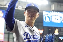 「歴史的活躍！」「敬礼せよ！」山本由伸、米記者や地元メディアから大喝采！「まさにエース」PSでメジャー初完投に「圧倒的だ」