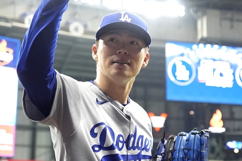 「歴史的活躍！」「敬礼せよ！」山本由伸、米記者や地元メディアから大喝采！「まさにエース」PSでメジャー初完投に「圧倒的だ」
