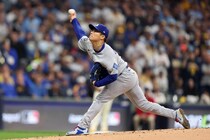 山本由伸、メジャー初の111球完投勝利にMLB公式が“粋な漢字”で称賛！ ドジャース投手21年ぶりの快挙を米放送局が紹介