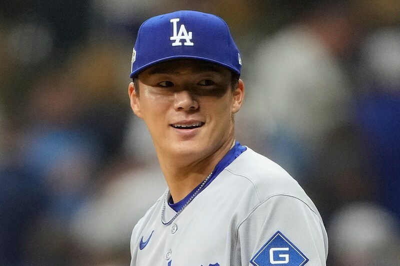 山本由伸が9回111球の熱投、PS日本人選手初の完投に称賛の嵐「しかも敵地で。すごい」「この体の小ささでも世界的なプレーヤーになれる事を証明」