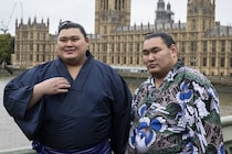 「横綱達仲良いな！」「ギャップ萌えだね」大の里＆豊昇龍のロンドン満喫ショットに相撲ファン胸熱！「あんな激しい優勝決定戦したのに」