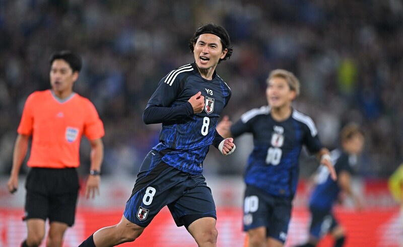 「とっても可愛い」「勝利の女神!!」日本のブラジル戦歴史的勝利を元NHKアナが“代表ユニ姿”で現地観戦! 推しのゴールに大興奮「ちょう盛り上がった」「幸せすぎました」