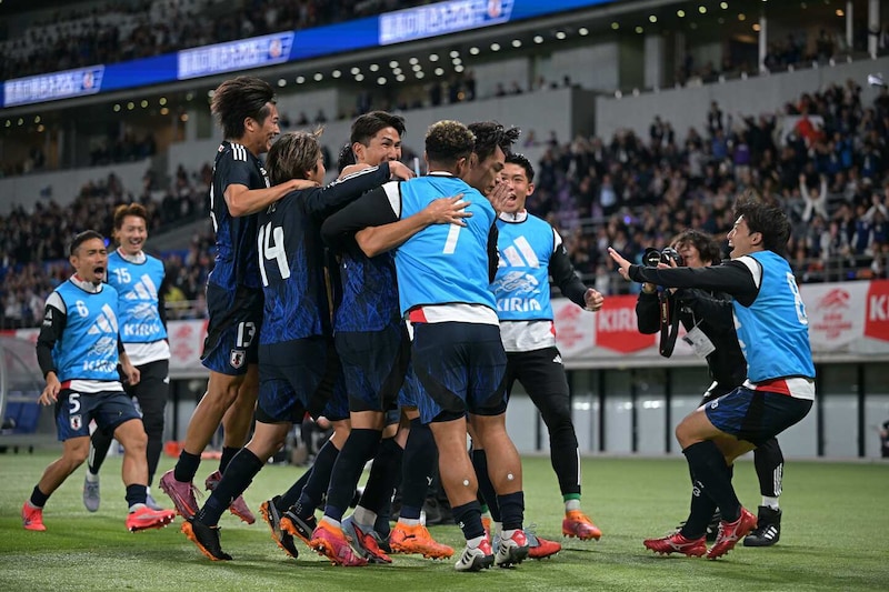 「ドラマの撮影終わりに…」サッカー大好き人気タレントがブラジル戦を弾丸生観戦！ 金髪＆グラサンのピースサインに騒然「やーん♡爆イケ」「ビジュ最高」