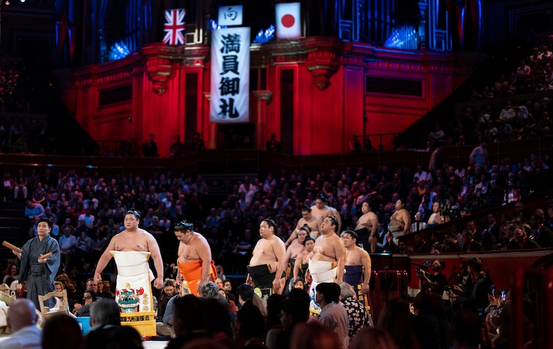 「これは壮観!」大相撲ロンドン公演初日は満員御礼の大盛況 呼出し啓輔による寄せ太鼓、ロンドン街に響く音色に現地興奮「日本の誇り」