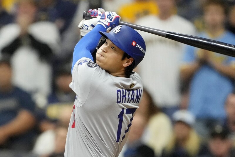 大谷翔平の“超異例”フリー打撃に「パワーが無いね！」とフリーマンがジョークで脱帽　「なかには右翼席パビリオンの屋根まで...」と現地記者