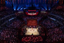 イギリス人が翔猿を“軽々担ぎ上げる”衝撃映像が話題！ 英紙も唖然「日本の力士を…」ネット反響「一般人なのかな？」「力自慢の方に持ち上げられてる笑」