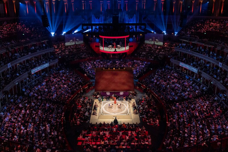 イギリス人が翔猿を“軽々担ぎ上げる”衝撃映像が話題! 英紙も唖然「日本の力士を…」ネット反響「一般人なのかな?」「力自慢の方に持ち上げられてる笑」