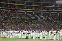 「美声を聴けて感動！」PayPayドームで国歌独唱の大役務めた“人気女性歌手”にファン喝采「素晴らしい歌唱力！」「惚れ惚れ」​​​​​​​