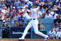 大谷翔平、ブルワーズ戦の第１打席は３ベースヒット!! 続くベッツの２塁打でドジャースが先制【NLCS第３戦】