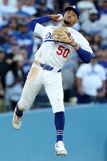 「スペクタクルなジャンピングスロー」佐々木朗希を救った”神業”ベッツのクロスボディ投球に米紙反応【NLCS第３戦】