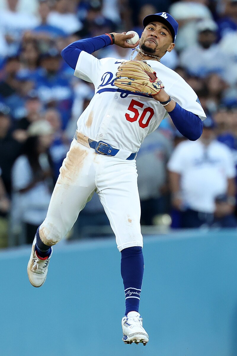 「スペクタクルなジャンピングスロー」佐々木朗希を救った”神業”ベッツのクロスボディ投球に米紙反応【NLCS第３戦】