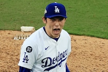 「えぐい球だな」「打てるやつおらんやろ」佐々木朗希、13球完璧締めに日本人熱狂!! スプリッターでドジャースをWS王手へ導く