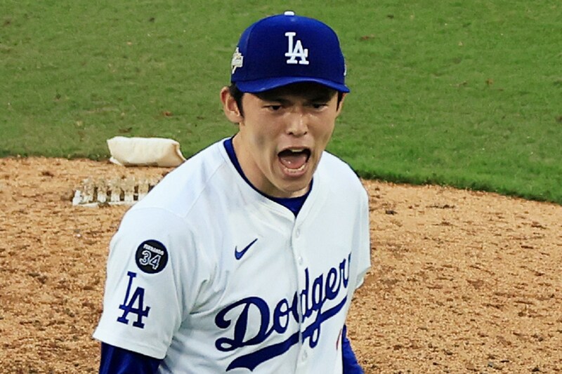 「えぐい球だな」「打てるやつおらんやろ」佐々木朗希、13球完璧締めに日本人熱狂!! スプリッターでドジャースをWS王手へ導く