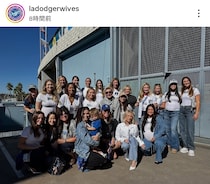 「勝利の女神様だね！」ドジャース奥さま会が２年連続WS進出を後押し！ 真美子さんは白シャツ姿、後列控えめな位置に視線集中「いた～」「見れて幸せ」