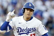 大谷翔平、MLB史上初の“登板中の先頭打者HR”の快挙！　９試合ぶりの一発に現地記者あ然「フェアじゃないよ」「三者三振を奪い、その裏に...」