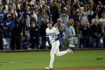 「野球史上最高の試合」ブルワーズ記者も魅了した大谷翔平、７回途中無失点＆３本塁打に賛辞続々「ポストシーズンで最も偉大なパフォーマンス」