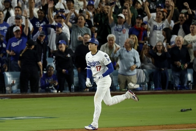 「野球史上最高の試合」ブルワーズ記者も魅了した大谷翔平、７回途中無失点＆３本塁打に賛辞続々「ポストシーズンで最も偉大なパフォーマンス」