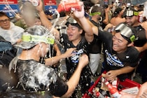 「めちゃくちゃ寒い」シャンパンファイトで山本由伸が本音→NHK解説者が反応「私も経験あるんですが…」