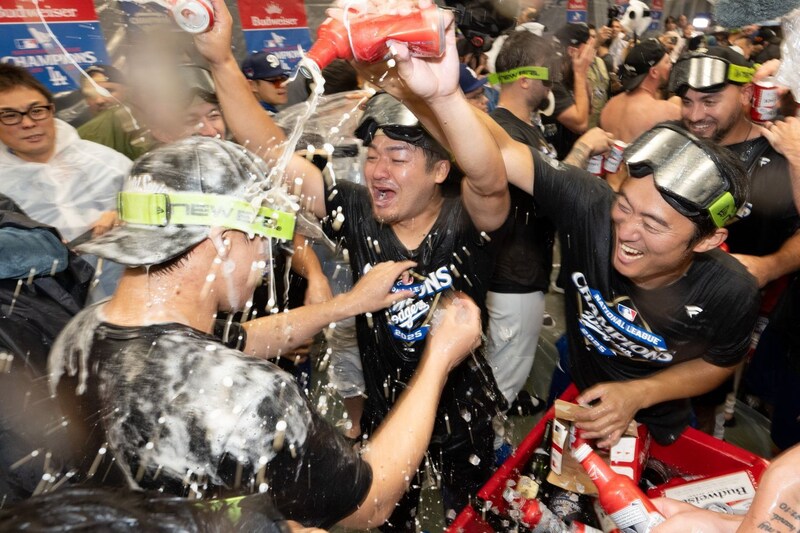 「めちゃくちゃ寒い」シャンパンファイトで山本由伸が本音→NHK解説者が反応「私も経験あるんですが…」