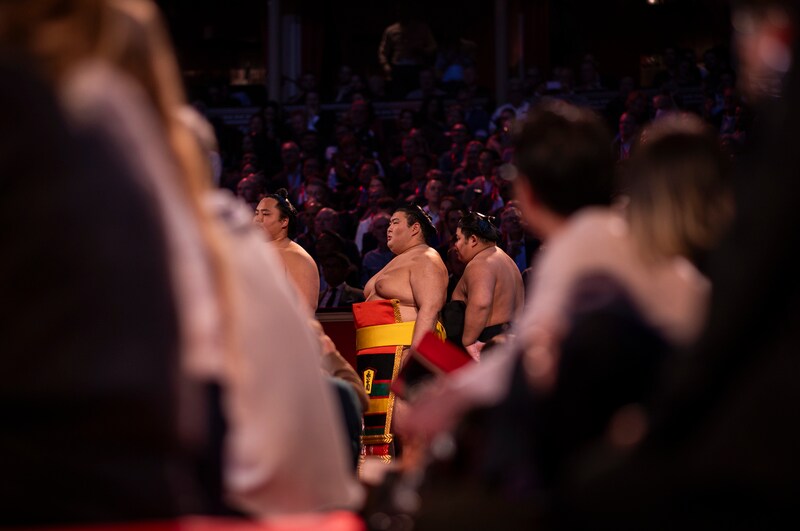 大相撲ロンドン公演で熱視線浴びる力士の“化粧まわし” 日本で見慣れた個性的キャラ、ロゴが英国で話題沸騰「広告効果すごそう」