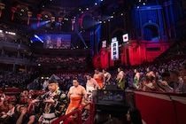 「感激でした！」卓球女子代表がロンドン大相撲を観戦→両横綱との“ド迫力３ショット”が話題！「挟まれるとめっちゃ小さい！」「最後のポーズはどすこい？」