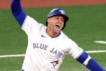 36歳スラッガーが歴史的アーチでブルージェイズをWSに導く！「第７戦の７回以降、複数点差からの逆転ホームランは史上初」と米記者