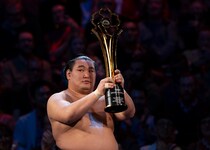 大相撲ロンドン公演優勝の横綱がプレミアリーグ名門クラブを電撃訪問！ ピッチで四股踏み、背番号74のユニ、銅像にお清めの塩まき「素晴らしいコラボだ」