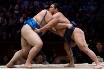 「食料調達で大慌て」大相撲ロンドン公演、力士たちの“食べっぷり”に英ラジオ局仰天「５日間で白米700キロ、おにぎり1050個、ラーメン750袋を完食」