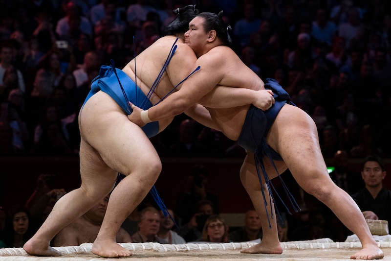 「食料調達で大慌て」大相撲ロンドン公演、力士たちの“食べっぷり”に英ラジオ局仰天「５日間で白米700キロ、おにぎり1050個、ラーメン750袋を完食」