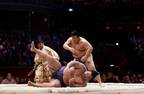 「滅多に見られない！」英ロンドン公演で人気者になった日本の力士“フライングモンキー”　まさかの事態に英BBCが脚光