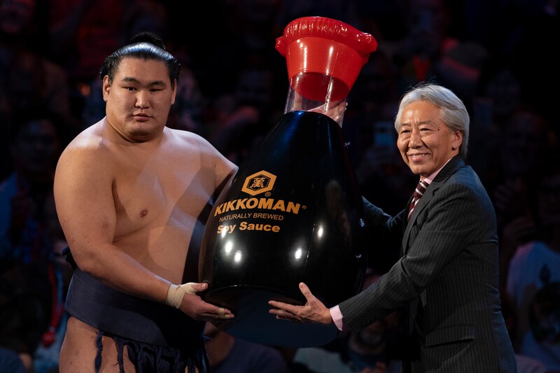 「英国で話題沸騰！」大相撲ロンドン公演Vの豊昇龍、副賞の“巨大醤油瓶”に海外メディア注目「大きなご褒美を手にし、観客を大いに楽しませた」