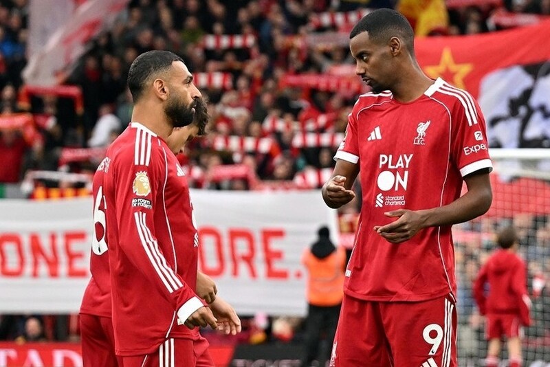 「得点力とハードワークの両方を欠いている」サラー&イサクに海外メディアが厳しい見解…「彼らの起用がリバプールに悪影響を与えている」