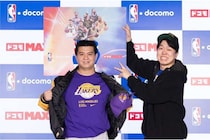 『NBA docomo』開幕戦パブリックビューイングにファン熱狂！ジェラードン・アタック西本は興奮のあまり負傷!?＜DUNKSHOOT＞