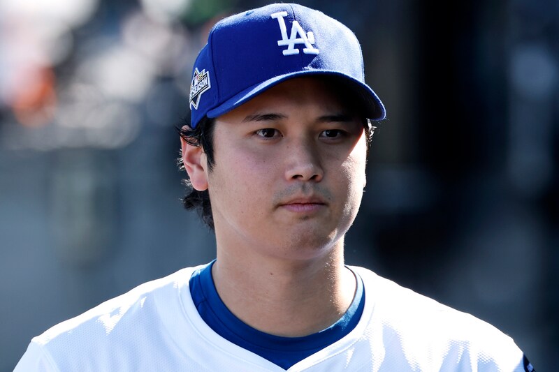 「おお、白だ」「デマが懐かしい」大谷翔平、トロントへ向かう最新ショットにネット反響 半袖の私服姿を心配する声も「薄着過ぎない?」