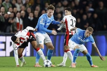 「14分間の悪夢」「光の街での真っ暗闇」 アトレティコは逸機から自滅、ナポリは逆転＆退場劇で壊滅…大量得点試合が並んだCLでの驚きの「４点差敗」