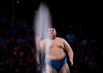 大相撲ロンドン公演、英空港でひと際目立った力士のギャルみたいな“仕草”に爆笑「和みます」「一人だけずっと…」