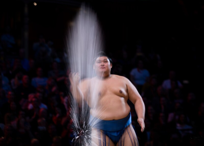 大相撲ロンドン公演、英空港でひと際目立った力士のギャルみたいな“仕草”に爆笑「和みます」「一人だけずっと…」