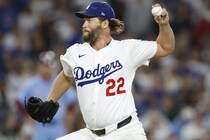 「どこかでマウンドに上げたい」ドジャース一筋18年のレジェンド、指揮官がWS登板の可能性を示唆「実現すれば素晴らしい」