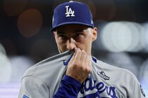 「危ない」「一瞬ヒヤリ」ド軍スネル、頭部付近への“デッドボール”で無死満塁からの降板にファンも驚き「それは乱闘になるぞ」