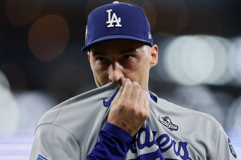 「危ない」「一瞬ヒヤリ」ド軍スネル、頭部付近への“デッドボール”で無死満塁からの降板にファンも驚き「それは乱闘になるぞ」